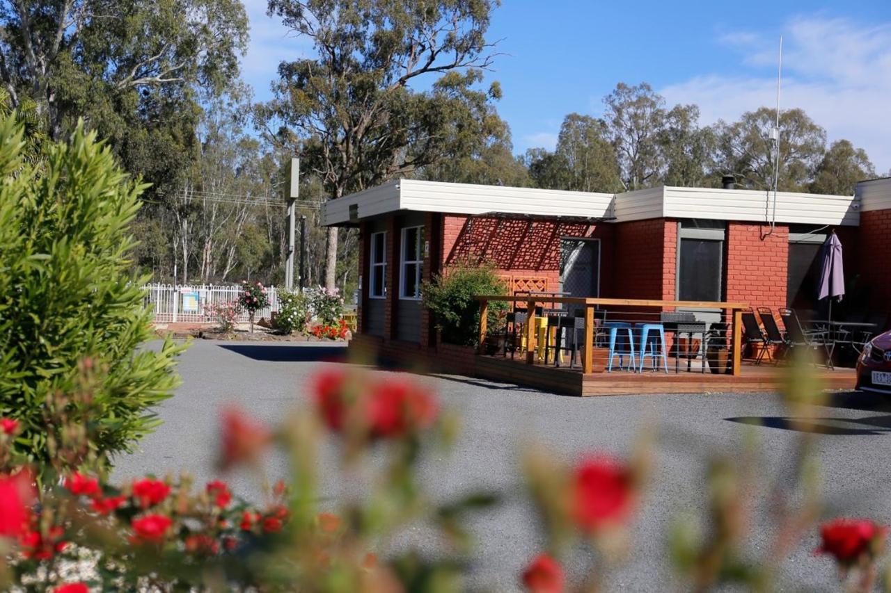 Seymour Motel Bagian luar foto